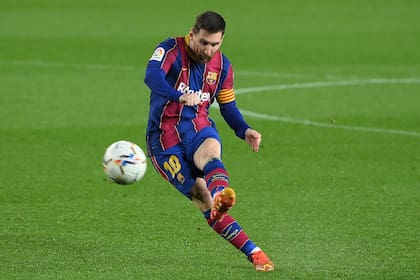 Lionel Messi pasará a ser el futbolista que más partidos habrá jugado en Barcelona; cuando comience el encuentro con Real Sociedad en Anoeta, superará a Xavi Hernández, que acumula 767 presencias.