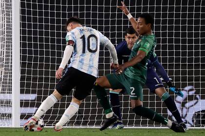 Lionel Messi patea de zurda y convierte uno de los tres goles que le marcó a Bolivia en el Monumental, por las Eliminatorias. (Photo by Juan Ignacio RONCORONI / POOL / AFP)