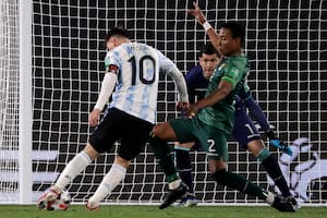 Lionel Messi patea de zurda y convierte uno de los tres goles que le marcó a Bolivia en el Monumental, por las Eliminatorias. (Photo by Juan Ignacio RONCORONI / POOL / AFP)