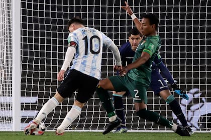Lionel Messi patea de zurda y convierte uno de los tres goles que le marcó a Bolivia en el Monumental, por las Eliminatorias. (Photo by Juan Ignacio RONCORONI / POOL / AFP)