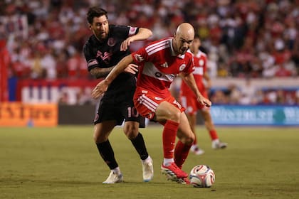 Lionel Messi pelea con la pelota con Andrew Gutman