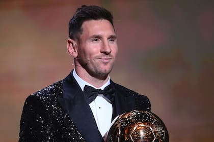 Lionel Messi posa con el Balón de Oro 2021; a partir de esta temporada el galardón tendrá cambios, que disminuirán las chances del argentino para quedarse con el octavo premio de su carrera