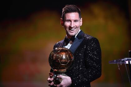 Lionel Messi posa con el Balón de Oro 2021, en la entrega realizada en París en agosto de 2022