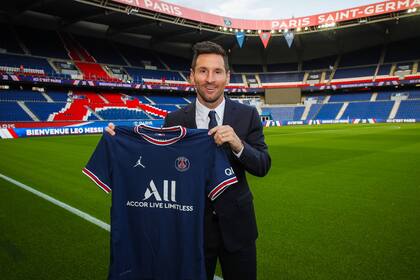 Lionel Messi posa con la camiseta del PSG; el argentino buscará volver a conquistar la Orejona y darle al club galo su primera corona grande de Europa
