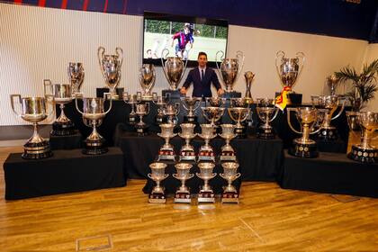 Lionel Messi posa con todos los trofeos que ganó con Barcelona