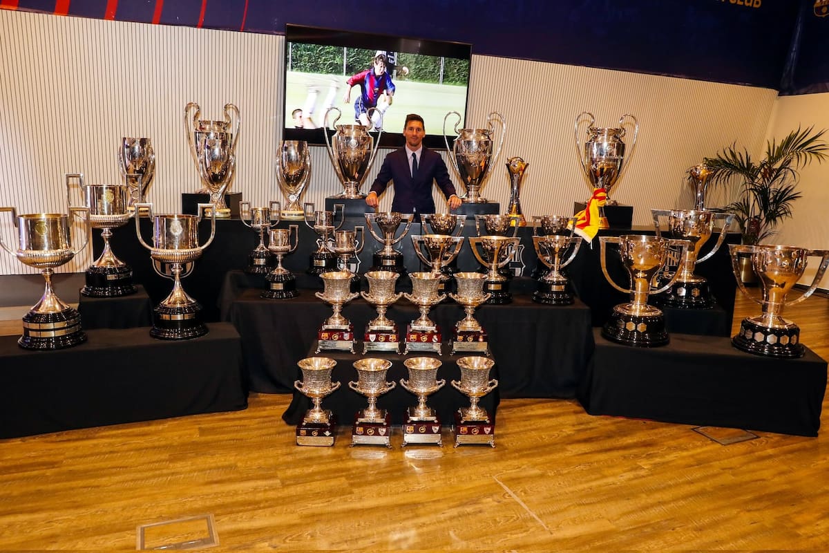 Lionel Messi posa con todos los trofeos que ganó con Barcelona