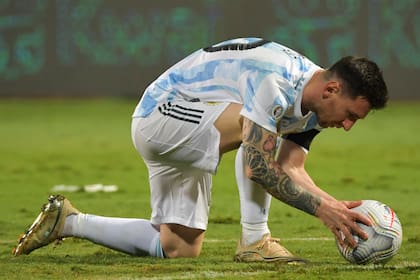 Lionel Messi prepara la pelota para ejecutar el tiro libre al que convertirá en un golazo, el del 3-0 a Ecuador por los cuartos de final de la Copa América Brasil 2021.