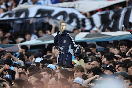Lionel Messi, presente en la cancha de River de las formas más diversas
