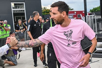 Lionel Messi protagonizó un curioso momento con un joven que interceptó su camioneta