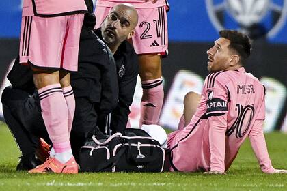Lionel Messi recibe asistencia médica tras el golpe en su rodilla izquierda durante el partido del sábado pasado ante Montreal; ese golpe lo sacó del clásico de este miércoles ante Toronto