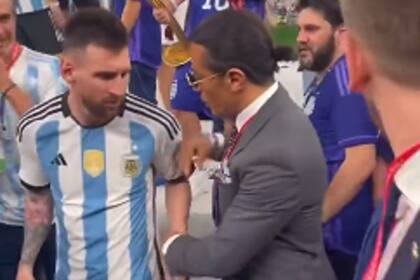 Lionel Messi recibe el acoso de Salt Bae, en medio de los festejos del seleccionado argentino en su consagración en Qatar 2022.