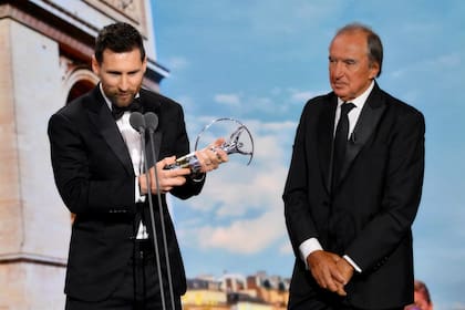 Lionel Messi recibe el premio Laureus World Sports 2023 de manos de otro grande, Hugo Porta
