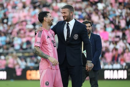 Lionel Messi recibe el saludo de David Beckham, uno de los propietarios de Inter Miami