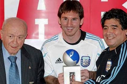 2009: Lionel Messi recibe el trofeo Alfredo Di Stefano de manos de la Saeta Rubia, con Diego Maradona como testigo