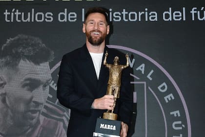 Lionel Messi recibió el galardón por tener más títulos de la historia del futbol (Foto: Instagram/@antonelaroccuzzo)