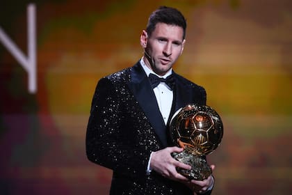 Lionel Messi recibió por séptima vez un Balón de Oro el 27 de noviembre último, en París, entregado por la revista France Football; este lunes puede ganar el premio The Best, de FIFA, en Zúrich.