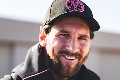 Lionel Messi recibió un regalo vinculado a Bob Marley en su llegada a Jamaica