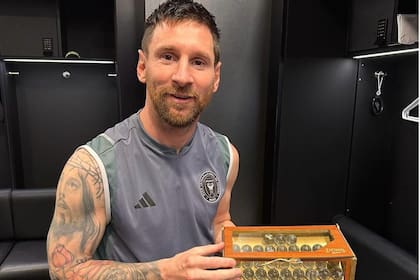 Lionel Messi recibió una colección especial de bolitas en alusión a la conquista del Mundial de Qatar