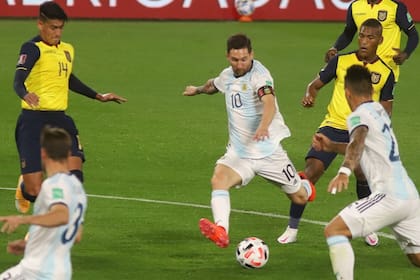 Lionel Messi remata de zurda durante el partido entre Ecuador y Argentina, en el inicio de las eliminatorias sudamericanas rumbo a Qatar 2022; la historia se repetirá para la Copa del Mundo de 2026