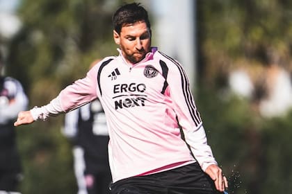Lionel Messi remata en una práctica de pretemporada de Inter Miami, que este sábado afrontará su primer partido de 2026, un amistoso como visitante de Alianza Lima.