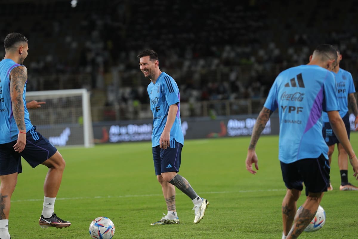 Lionel Messi, risas en el entrenamiento de la selección argentina en Abu Dhabi