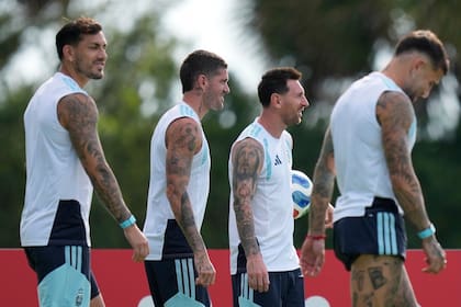 Lionel Messi, Rodrigo De Paul, Leandro Paredes y Nicolás Otamendi en el último entrenamiento de la selección