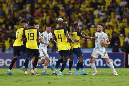 Lionel Messi, Rodrigo De Paul y Nicolás Otamendi, en un momento caliente de Ecuador vs. Argentina, por las eliminatorias para el Mundial Qatar 2022.