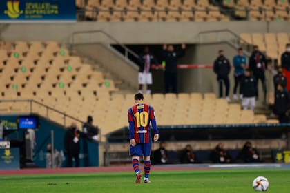 La crisis económica se suma a la que Lionel Messi ya tuvo con la dirigencia anterior de Barcelona; además, el club le debe 39.000.000 de euros