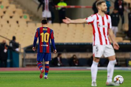 Lionel Messi sale del campo de juego luego de ser expulsado por el árbitro Jesús Gil Manzano durante la final de la Supercopa de España entre el Barcelona y el Athletic Bilbao.