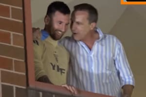 Lionel Messi salí a saludar a los hinchas que se acercaron al hotel, acompañado por el periodista español, Cristóbal Soria (Foto: Captura de video / X @elchiringuitotv)