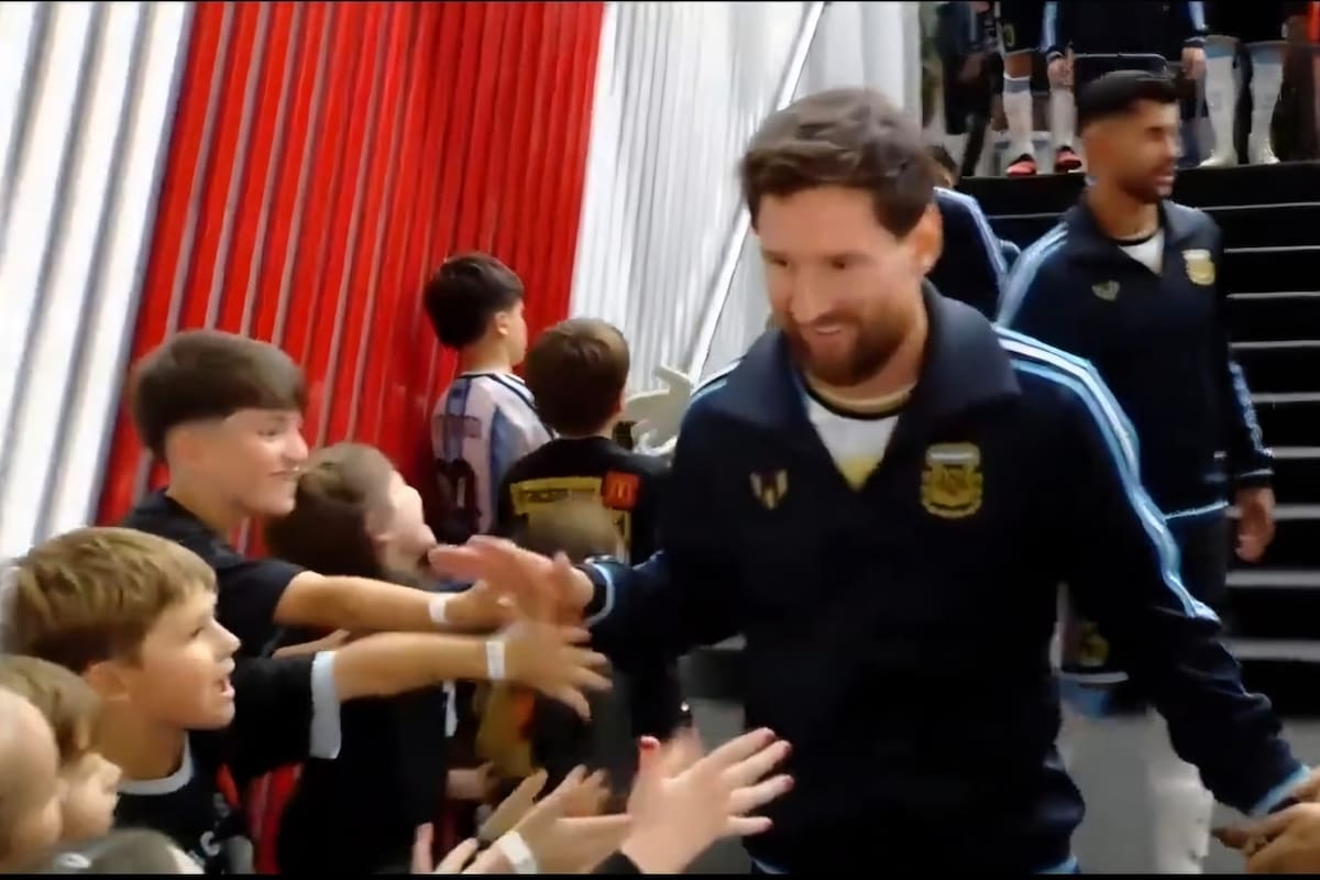 Lionel Messi saliendo del túnel, luego de la arenga a sus compañeros