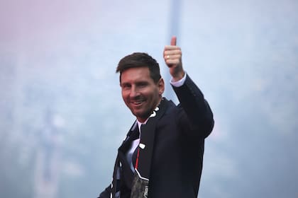 Lionel Messi saluda a los hinchas que lo reciben en el Parque de los Príncipes