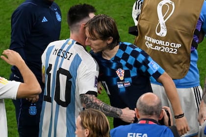 Lionel Messi saluda a Luca Modric después de que Argentina se clasificara a la final del Mundial de Qatar