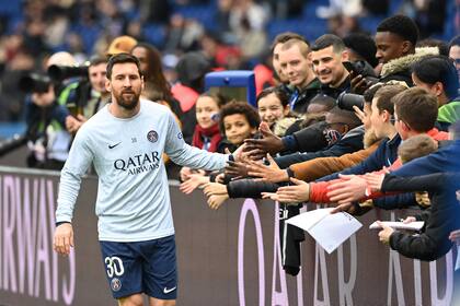 Lionel Messi saluda a niños antes de un partido de PSG. Su futuro en el club, en duda