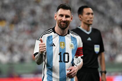 Lionel Messi saluda antes del comienzo del partido ante Australia