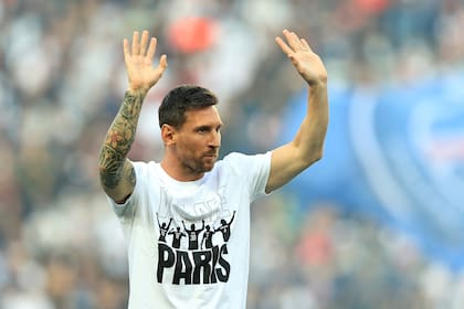 Lionel Messi saluda desde el campo de juego del Parque de los Príncipes antes del partido entre el Paris Saint-Germain y el Estrasburgo