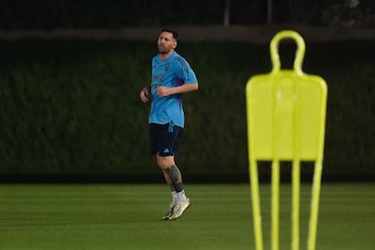 Lionel Messi se entrena alejado de sus compañeros