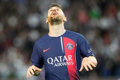 Lionel Messi se lamenta durante su último partido con la camiseta de PSG, que terminó con derrota ante Clermont