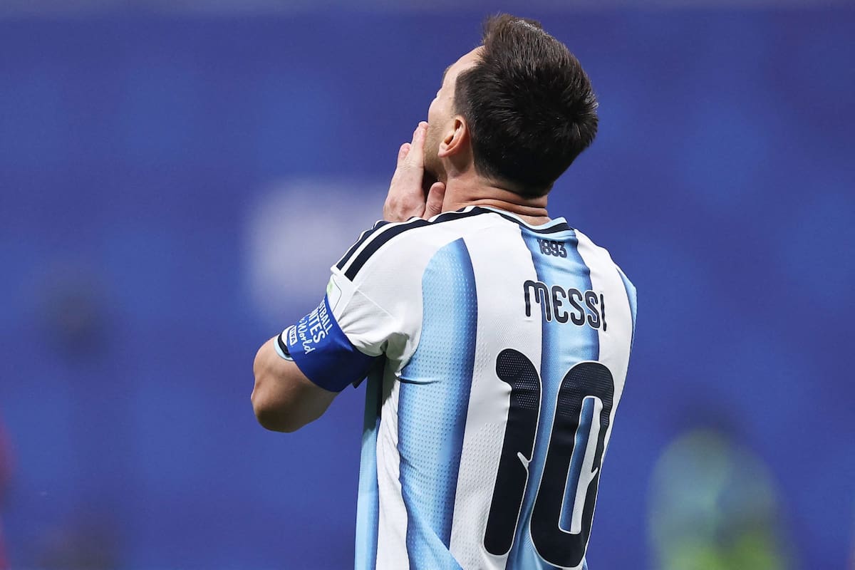 Lionel Messi se lamenta tras el penal atajado por el arquero egipcio
