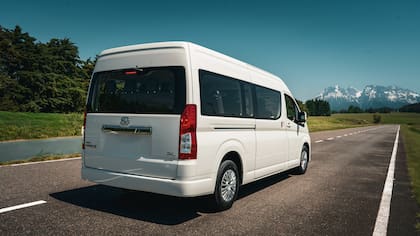Lionel Messi se movilizó desde el aeropuerto de Rosario hacia su casa en Funes en un utilitario Toyota Hiace