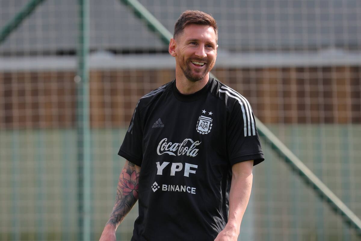 Lionel Messi se quedó con el plantel en Bilbao, una señal de que sería titular ante Estonia el domingo próximo
