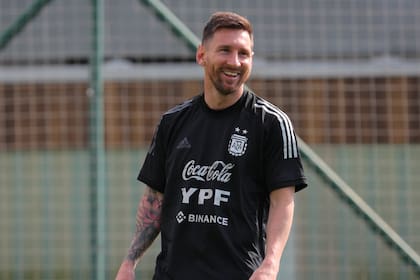 Lionel Messi se quedó con el plantel en Bilbao, una señal de que sería titular ante Estonia el domingo próximo