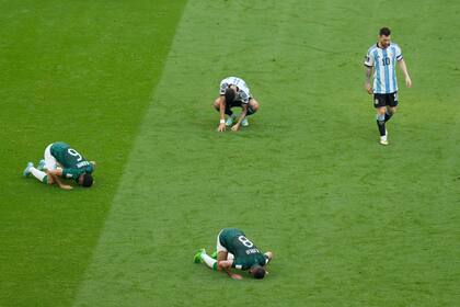 Lionel Messi se retira de la cancha tras la derrota 2-1 ante Arabia Saudita