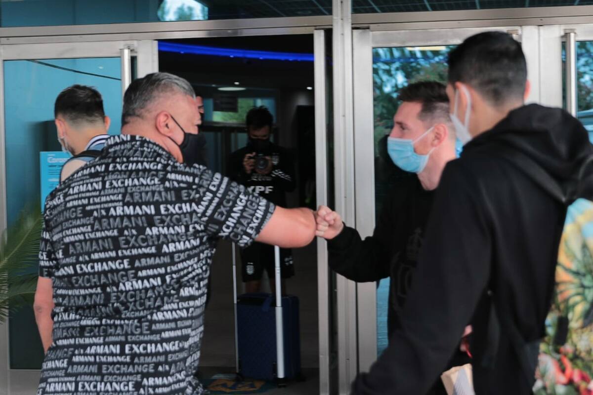 Lionel Messi se saluda con Chiqui Tapia en la llegada al predio de Ezeiza