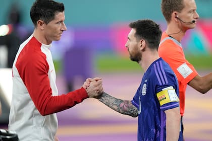 Lionel Messi se saluda con Robert Lewandowski en la previa del partido en el Mundial Qatar 2022; ahora, el polaco se ilusiona con ser compañero de la Pulga en Barcelona