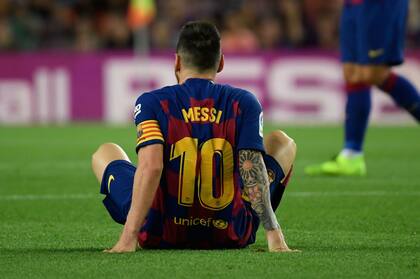 Lionel Messi se sentó en en suelo del Camp Nou sabiendo que tenía una nueva lesión.