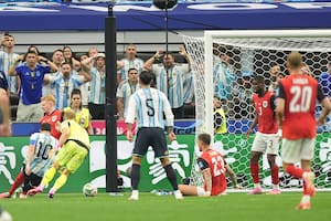 Messi no se detiene nunca, facturó por duplicado y sumó como máximo goleador de los mundiales