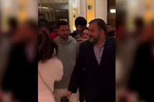 Lionel Messi se vio abordado por numerosos fanáticos en un shopping de Miami y debió salir del lugar con algo de prisa