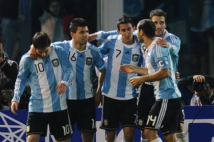 Lionel Messi, Sergio Aguero, Angel di Maria, Gonzalo Higuain yr Javier Mascherano festejan un gol frente a Costa rica en la Copa América 2011