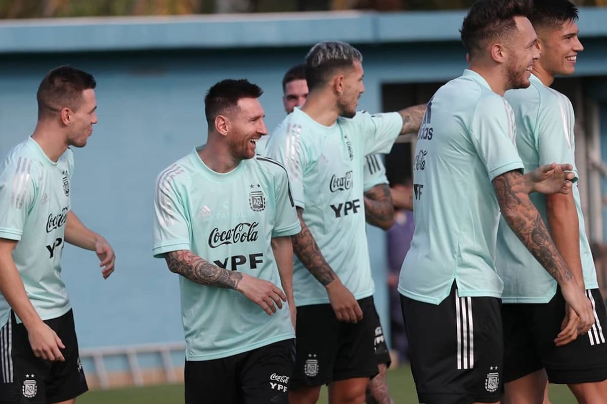 Lionel Messi sonríe en medio del entrenamiento del martes del seleccionado argentino, en el predio de Ezeiza.
